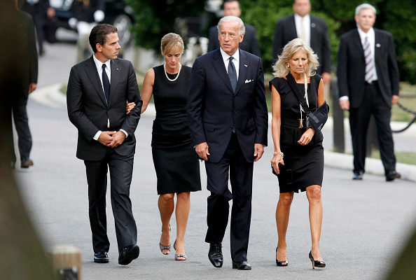 Ngày 29/8/2009, Phó Tổng thống Mỹ khi đó là Joe Biden cùng phu nhân Jill Biden (phải), con trai Hunter Biden và con dâu Kathleen Biden (trái) đến nghĩa trang quốc gia Arlington. Thượng nghị sĩ Edward Kennedy cử hành hội nghị tại Arlington, Virginia vào 29/8 /2009.（Ảnh Jim Bourg-Pool/Getty Images）