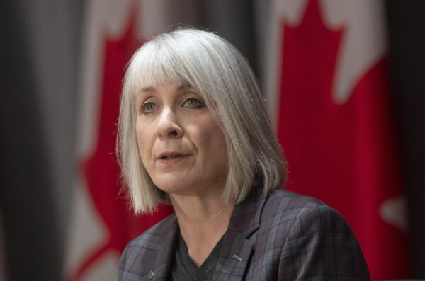 Bộ trưởng Bộ Y tế, bà Patty Hajdu phát biểu tại một cuộc họp báo ở Ottawa vào ngày 3 tháng 4 năm 2020. (Ảnh Báo Canada / Adrian Wyld)