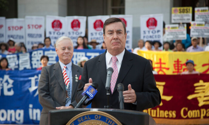 Thượng nghị sĩ Joel Anderson phát biểu trước Tòa nhà Quốc hội Bang California ở Sacramento trong cuộc mít tinh ủng hộ nghị quyết lên án cuộc đàn áp của Đảng Cộng sản Trung Quốc đối với các học viên Pháp Luân Công, vào ngày 31/8/2017. (Ảnh Lear Zhou / The Epoch Times)
