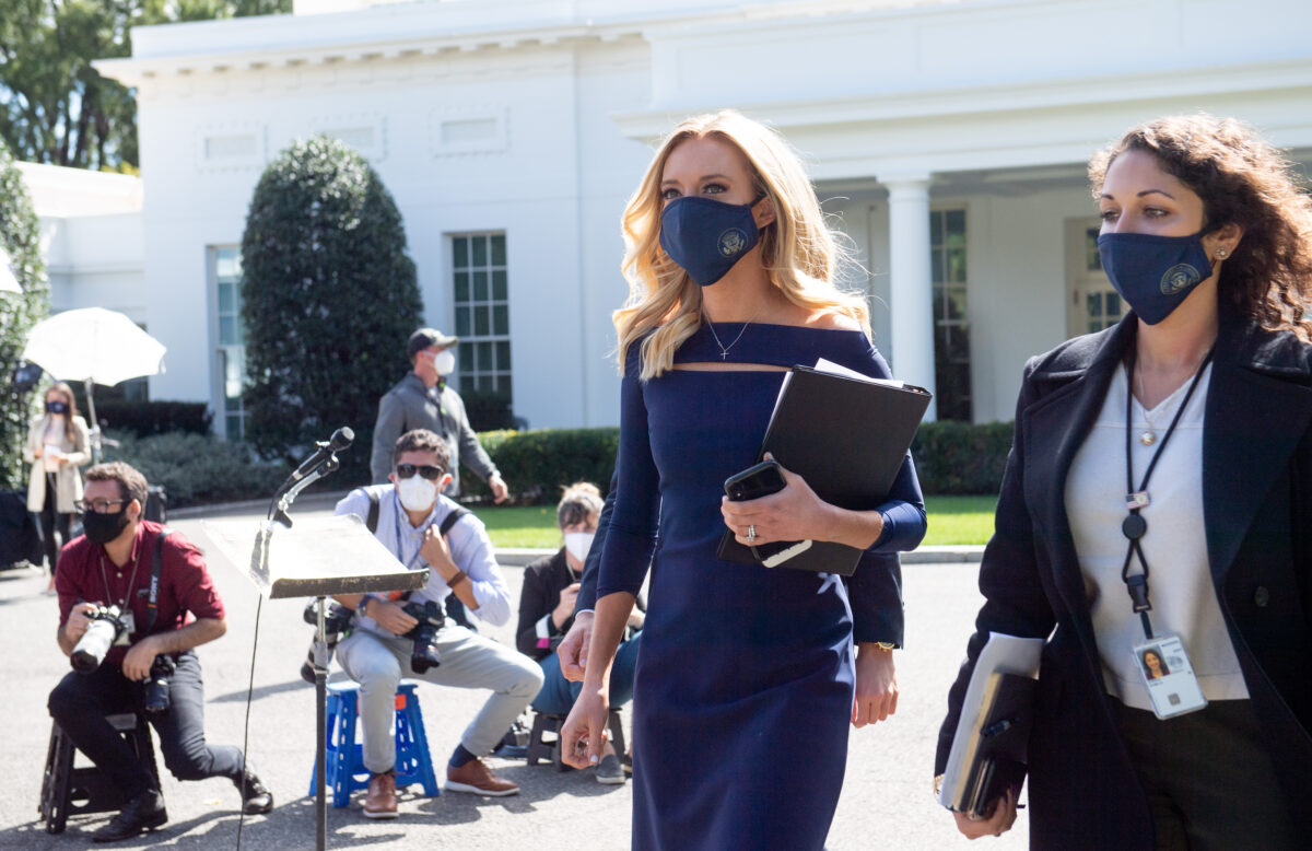 Thư ký báo chí Tòa Bạch Ốc Kayleigh McEnany đi bộ để nói chuyện với các phóng viên bên ngoài Tòa Bạch Ốc ở Washington hôm 2/10/2020. (Ảnh Saul Loeb / AFP / Getty Images)