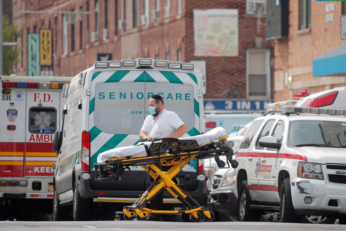 Xe cấp cứu xếp hàng bên ngoài Trung tâm Y tế Maimonides, khi virus Vũ Hán tiếp tục lây lan, tại khu vực Borough Park của Brooklyn, New York, vào ngày 25/9/2020. (Ảnh Brendan McDermid/Reuters)