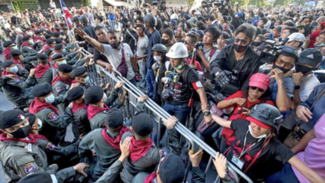 Nhóm sinh viên chống chính phủ Thái Lan đã kêu gọi hàng nghìn người đến Văn phòng thủ tướng để biểu tình (Ảnh Twitter)