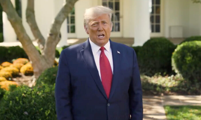 Tổng thống Donald Trump đưa ra thông báo về việc điều trị COVID-19 của ông tại Vườn Hồng, Nhà Trắng ở Washington, ảnh chụp màn hình video ngày 7 tháng 10 năm 2020. (Ảnh chụp màn hình video từ Nhà Trắng / phát qua Reuters)
