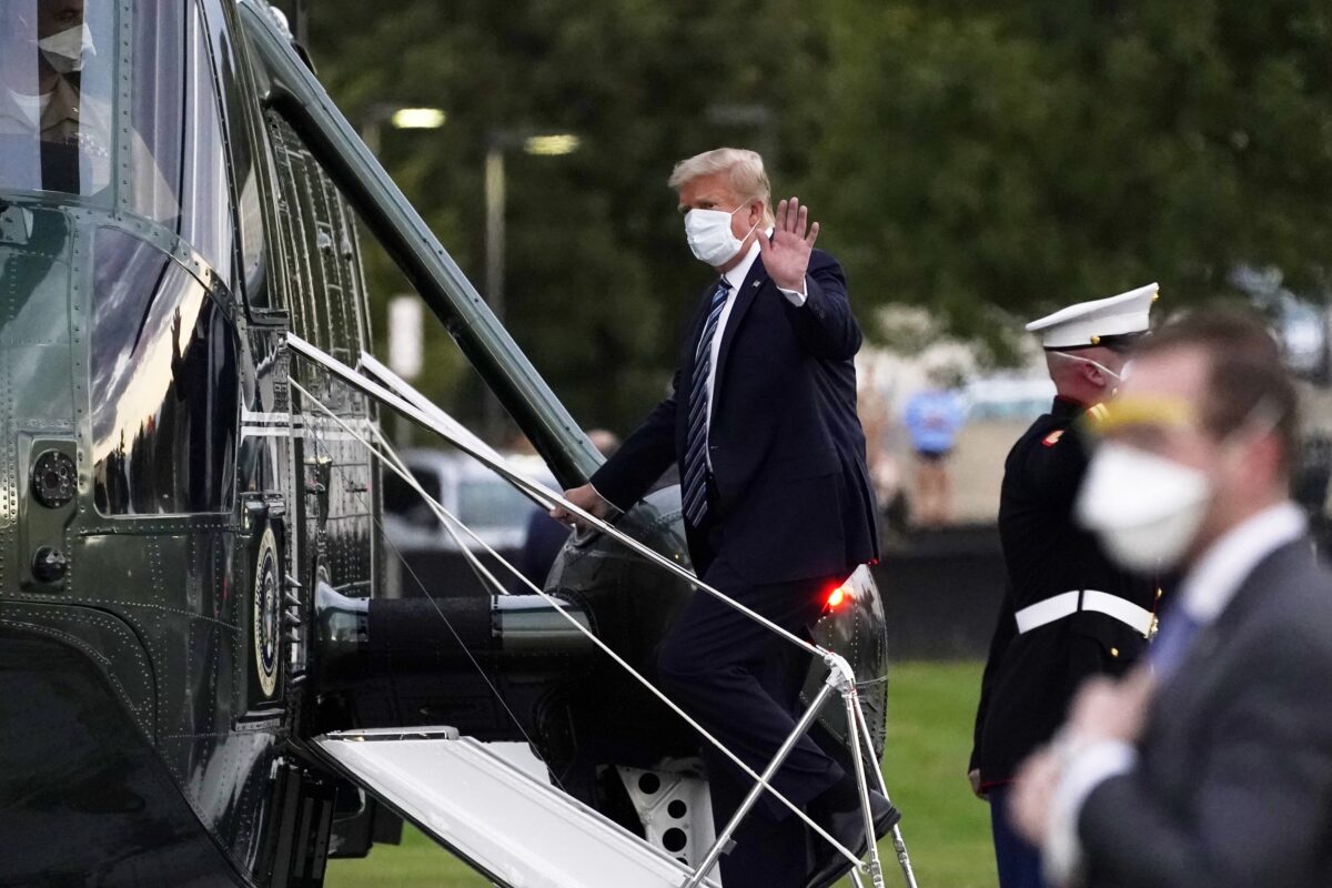 Tổng thống Donald Trump bước lên trực thăng Marine One tại Trung tâm Quân y Quốc gia Walter Reed sau khi được điều trị bệnh COVID-19, ở Bethesda, Md., hôm 5/10/2020. (Ảnh Evan Vucci / AP)