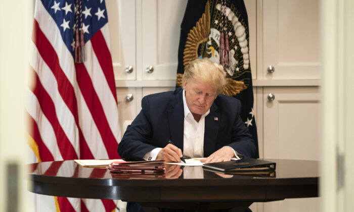 Tổng thống Donald Trump làm việc trong phòng tổng thống tại Trung tâm Quân y Quốc gia Walter Reed vào ngày 3/10/2020 (Ảnh Joyce N. Boghosian/ White House)