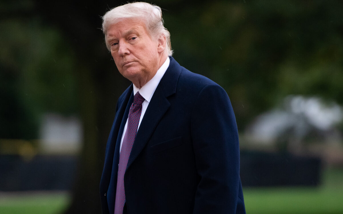Tổng thống Donald Trump đi bộ từ trực thăng Marine One hạ cánh xuống Bãi cỏ phía Nam của Nhà Trắng ở Washington vào ngày 1 tháng 10 năm 2020. (Ảnh Saul Loeb/AFP qua Getty Images)