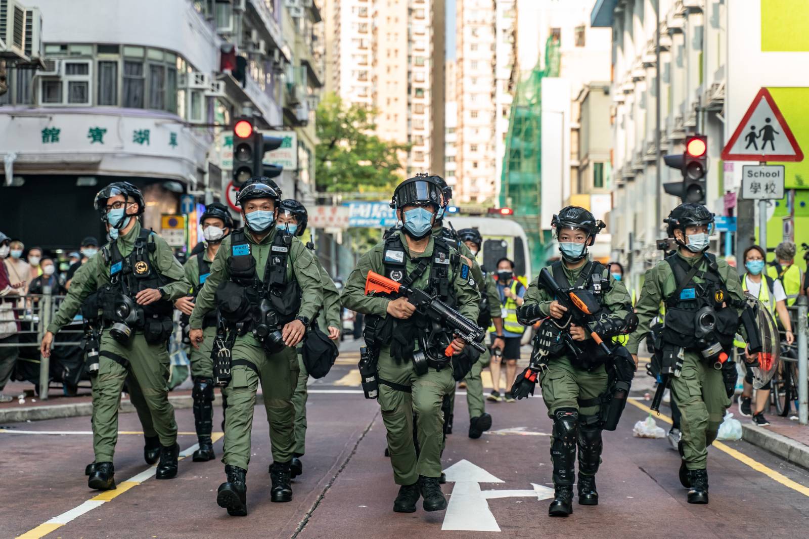Cảnh sát chống bạo động tấn công trên đường phố trong cuộc biểu tình chống chính phủ vào ngày 6 tháng 9 năm 2020 tại Hồng Kông. (Ảnh Anthony Kwan / Getty Images)