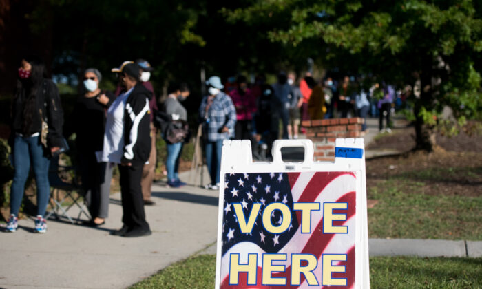 Người dân đứng xếp hàng bên ngoài Văn phòng Bầu cử &amp; Đăng ký Cử tri Quận Richland vào ngày thứ hai của đợt bỏ phiếu vắng mặt và bỏ phiếu sớm ở Columbia, S.C., vào ngày 6/10/2020. (Ảnh Sean Rayford / Getty Images)