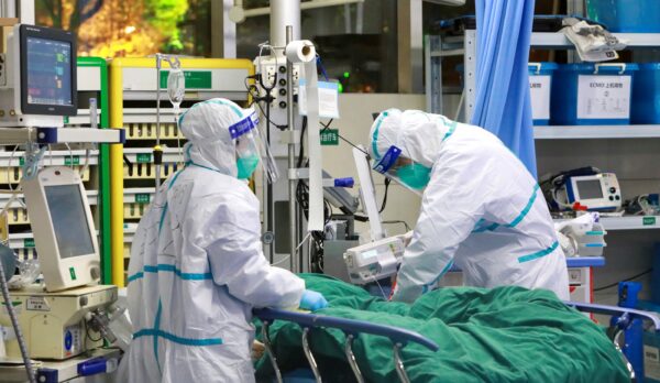 Nhân viên y tế mặc đồ bảo hộ điều trị cho một bệnh nhân tại Bệnh viện Trung Nam thuộc Đại học Vũ Hán, ở Vũ Hán, tỉnh Hồ Bắc, Trung Quốc vào ngày 28 tháng 1 năm 2020. (Ảnh China Daily via Reuters)