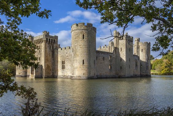 Bí ẩn lâu đài Trung Cổ – Vì sao cầu thang được xây theo chiều kim đồng hồ?