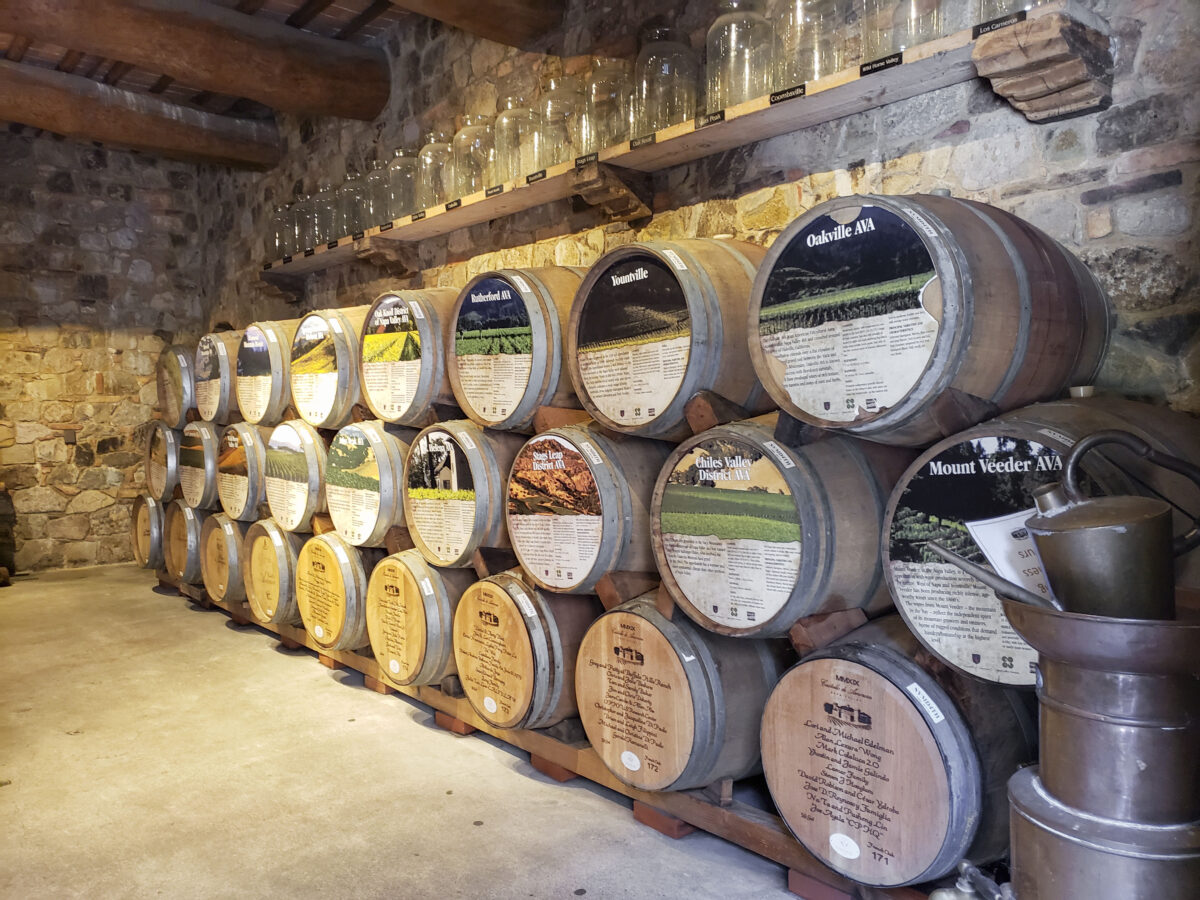Những thùng rượu được trưng bày tại lâu đài Castello di amorosa. (Ilene Eng/The Epoch Times)
