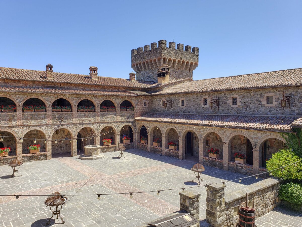 Sân trong lâu đài Castello di Amorosa. (ILene Eng/The Epoch Times)