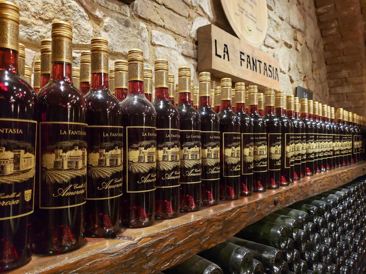 lâu đài Tuscan California Một trong những loại rượu bán chạy nhất của Castello di Amorosa là La Fantasia. (Ilene Eng/THe Epoch Times)