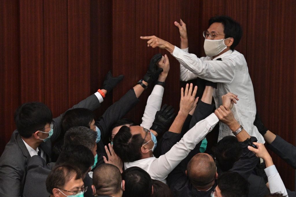 Hồng Kông bắt 7 nhà lập pháp thiên dân chủ