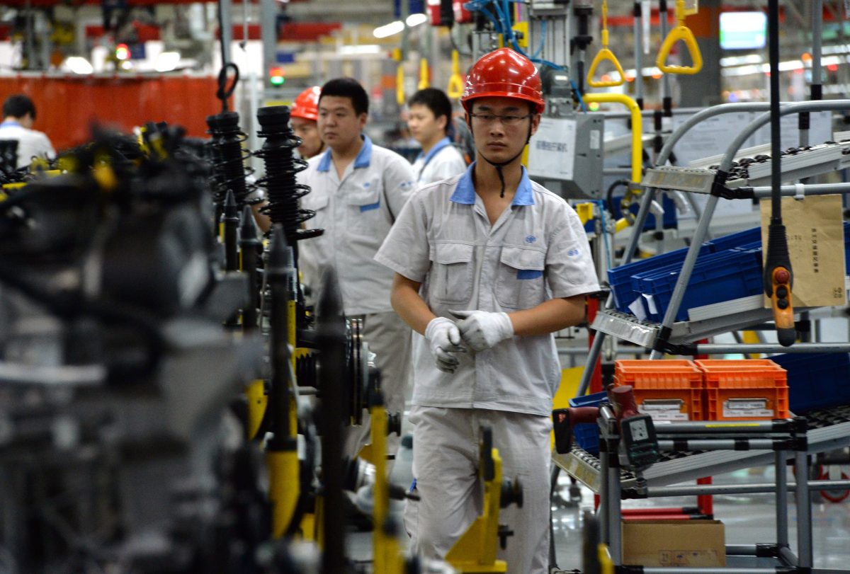 Công nhân xe hơi Trung Quốc trên dây chuyền lắp ráp tại nhà máy FAW-Volkswagen ở Thành Đô, thuộc tỉnh Tứ Xuyên, Tây Nam Trung Quốc, trong chuyến thăm của Thủ tướng Đức Angela Merkel hôm 6/7/2014. (Got Chai/AFP via Getty Images)