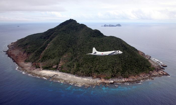 lực lượng hải cảnh - Một máy bay tuần tra hàng hải P-3C của Lực lượng Phòng vệ Hàng hải Nhật Bản bay trên quần đảo Senkaku đang tranh chấp ở Biển Hoa Đông vào ngày 13 tháng 10 năm 2011. (Ảnh Japan Pool / AFP / Getty Images)