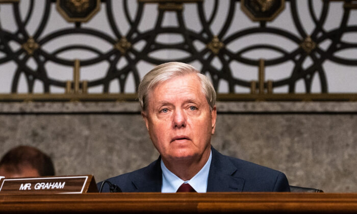 TNS Lindsey Graham bị khiếu nại về đạo đức sau cuộc trò chuyện với quan chức bầu cử hàng đầu của Georgia