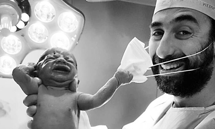 Em bé sơ sinh “tháo” khẩu trang của bác sỹ – Thông điệp hy vọng giữa đại dịch Covid