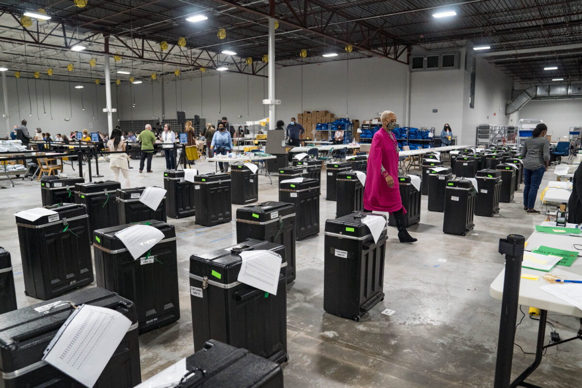 Georgia: Tìm thấy máy bỏ phiếu cũ bị vứt bên lề đường, các quan chức tiến hành điều tra