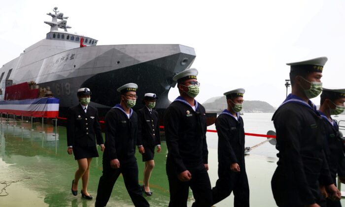 Đài Loan điều động tàu, phi cơ khi hàng không mẫu hạm Trung Quốc đi qua đảo