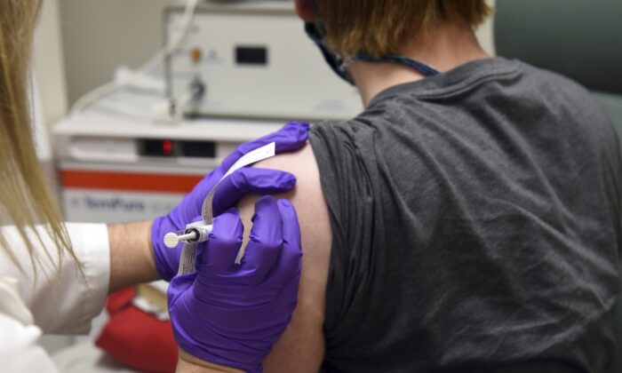 FDA phê duyệt vắc-xin COVID-19 của Pfizer để sử dụng khẩn cấp