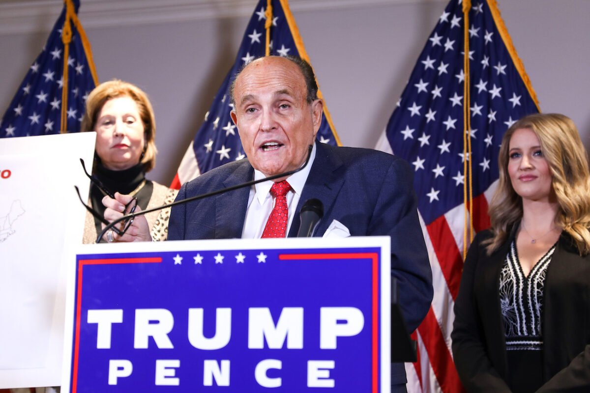 LS Giuliani: Các quan chức tiểu bang sẽ không cho nhóm của TT Trump tiếp cận các máy bỏ phiếu