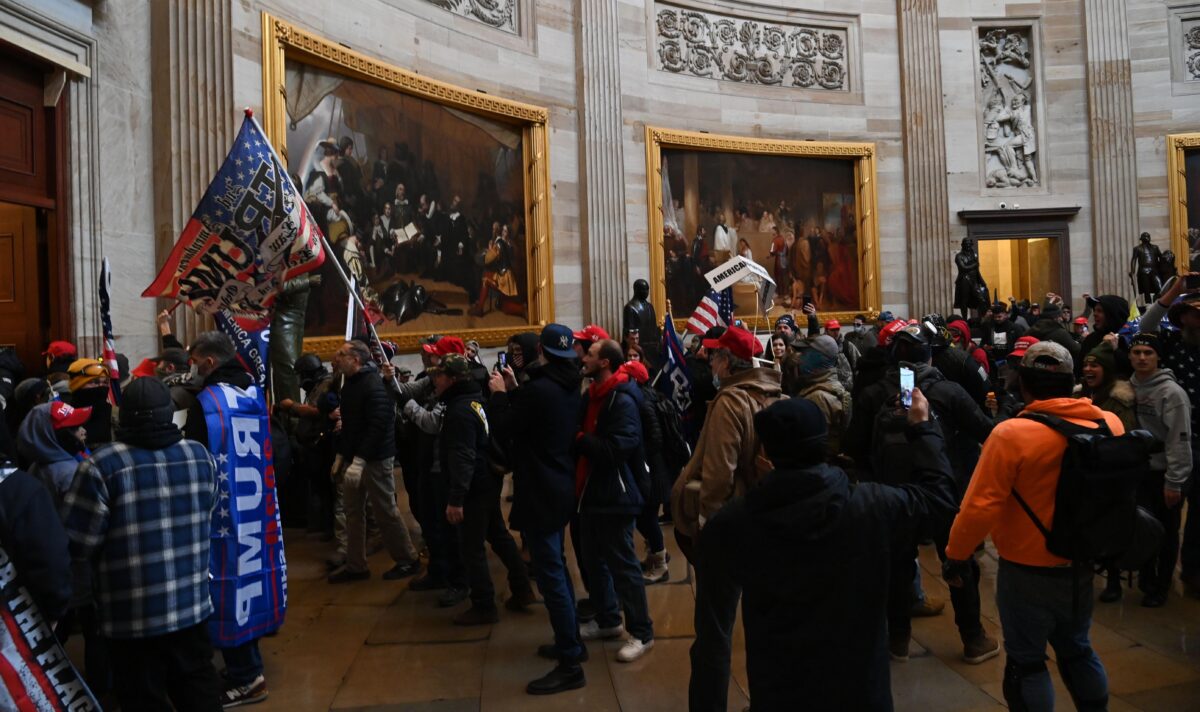 Một nhà hoạt động kêu gọi xông vào điện Capitol, thúc giục cảnh sát rời đi