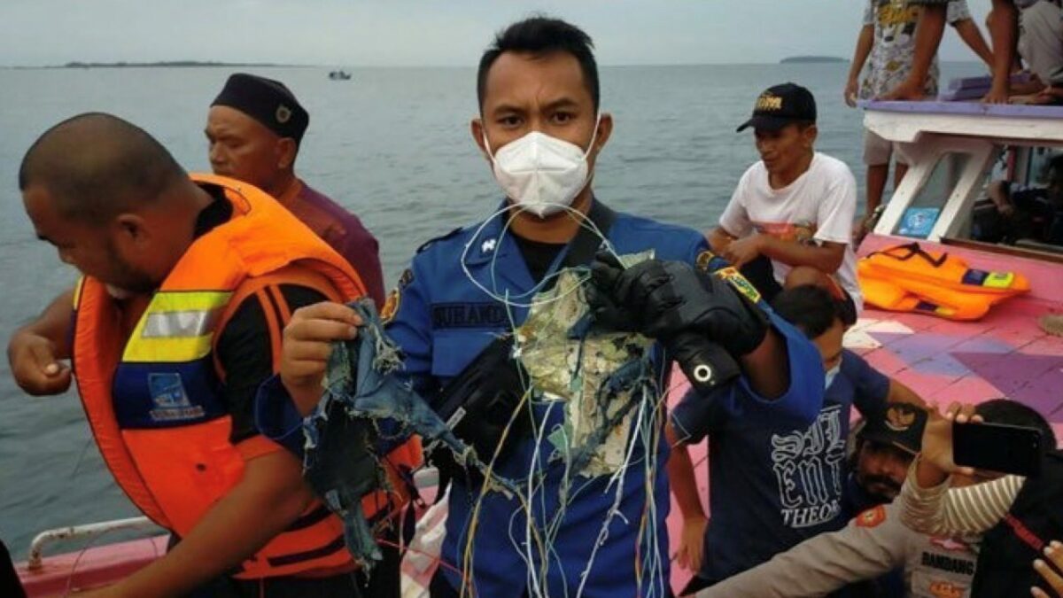 Máy bay Indonesia gặp nạn sau khi cất cánh với 62 người trên chuyến bay