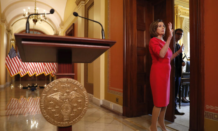 bục diễn giả của bà Nancy Pelosi 