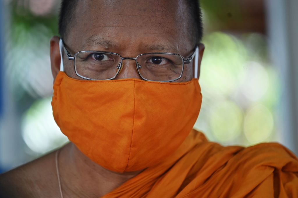 Các hòa thượng Thái Lan biến rác thải nhựa thành áo cà sa và khẩu trang