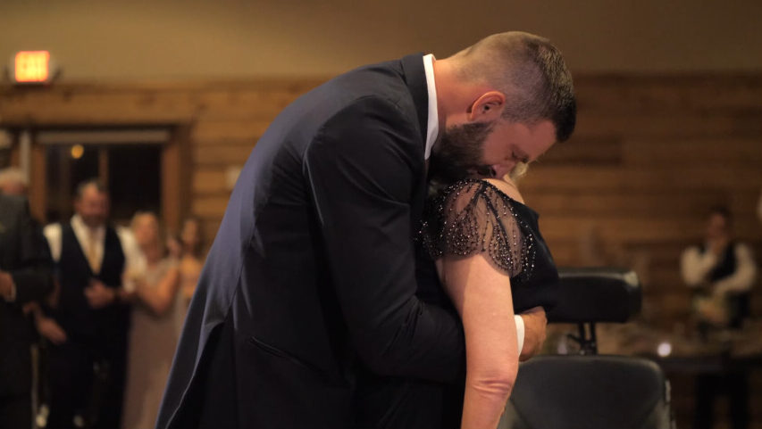 Video cảm động về điệu nhảy giữa con trai và người mẹ mắc hội chứng ALS