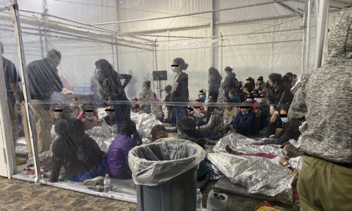 Các bức ảnh bị rò rỉ cho thấy trẻ em đang chịu đựng ‘những điều kiện tồi tệ’ tại Cơ sở Tuần tra Biên giới