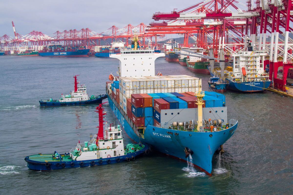 tàu chở container cập cảng ở Thanh Đảo