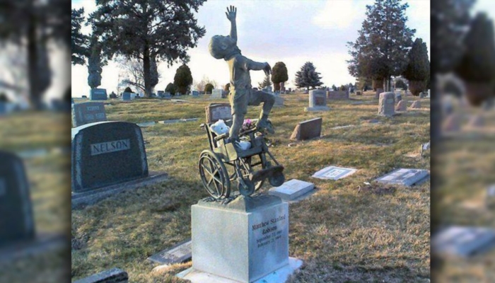 Người cha tạc tượng con trai trên bia mộ để tưởng nhớ cậu bé
