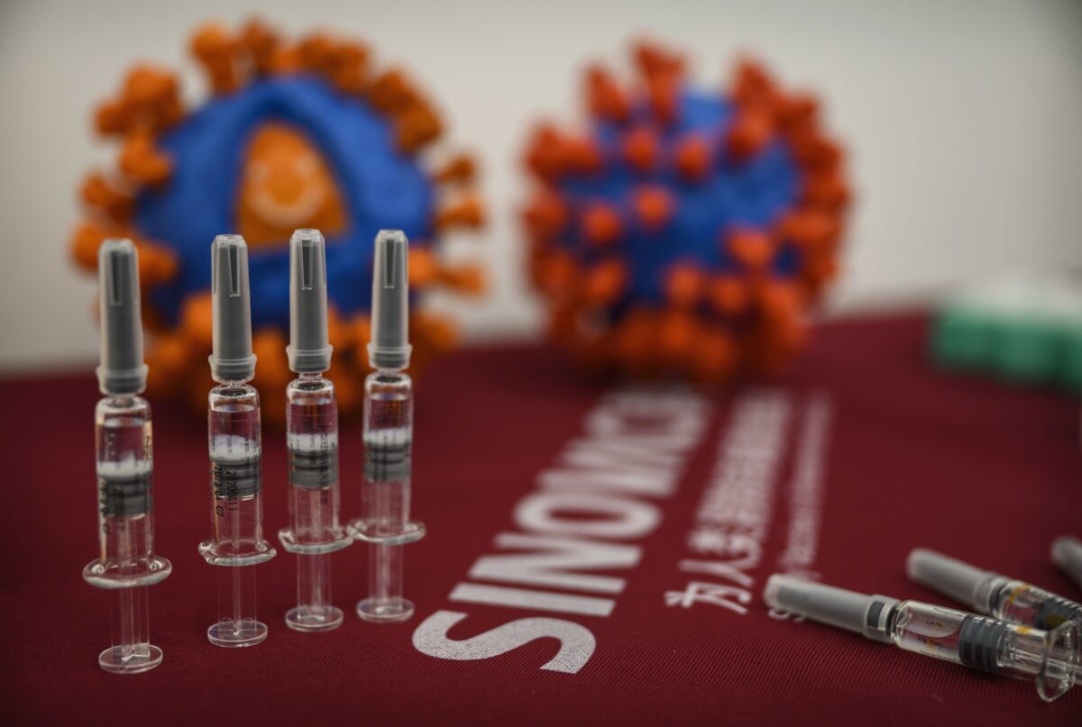 Hiện tượng kỳ lạ của vaccine Sinovac: Các quốc gia báo cáo số ca nhiễm gia tăng sau khi chích ngừa
