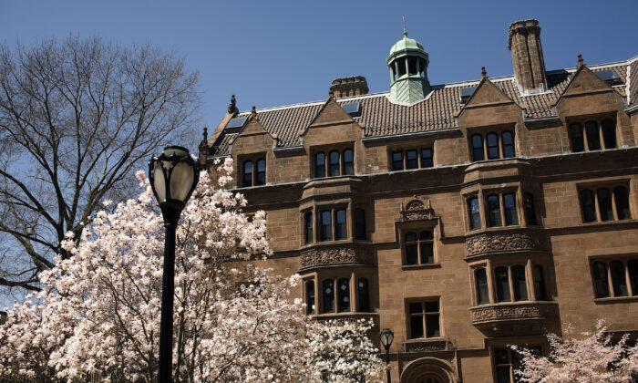 Đại học Yale, Đại học Columbia bắt buộc chích ngừa virus Trung Cộng cho sinh viên