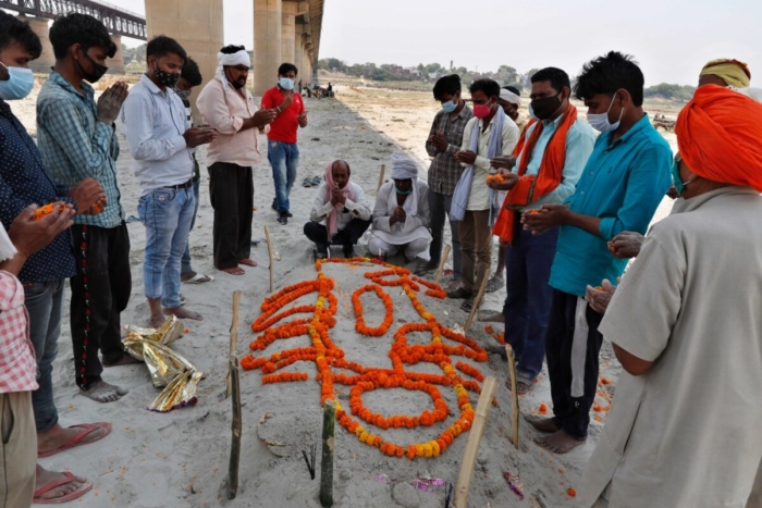 Hàng trăm thi thể được tìm thấy chôn dọc bờ sông Ấn