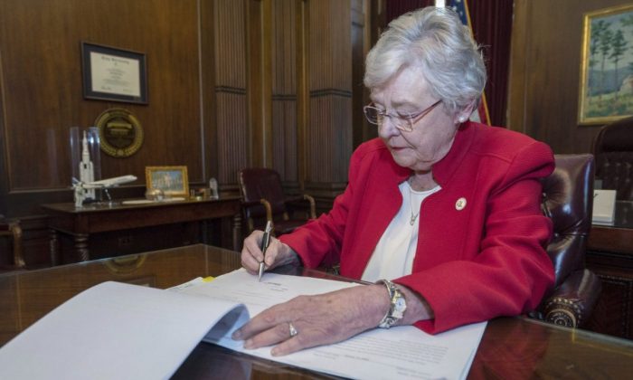 Thống đốc Iowa và Alabama ký luật cấm hộ chiếu Vaccine