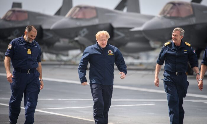 Thủ tướng Johnson: Chuyến hành trình của hàng không mẫu hạm Anh nhằm chỉ cho Trung Quốc thấy luật biển