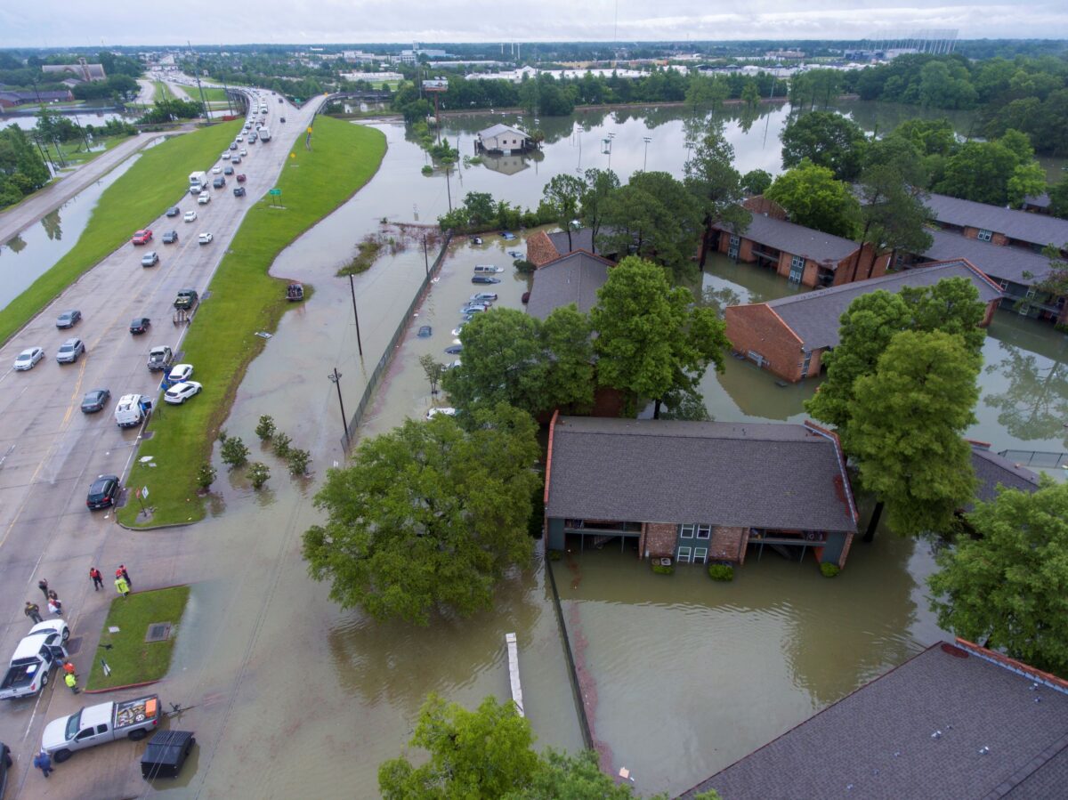 Mưa lớn ở Texas và Louisiana làm tăng thêm sự khốn cùng ở các vùng lũ lụt