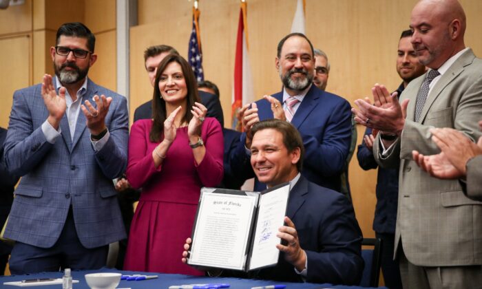 Thống đốc Ron DeSantis ký dự luật ngừng việc kiểm duyệt của Big Tech với người dân Florida