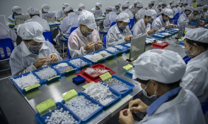 Lực lượng lao động nhanh chóng giảm sút sẽ làm lung lay vị thế là nhà xưởng thế giới của Trung Quốc