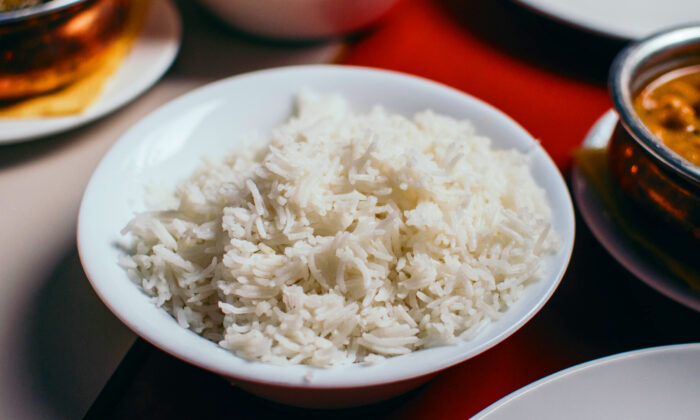 Cảnh báo vi nhựa: Các chuyên gia khuyến nghị nên vo gạo để tránh ăn phải nhựa