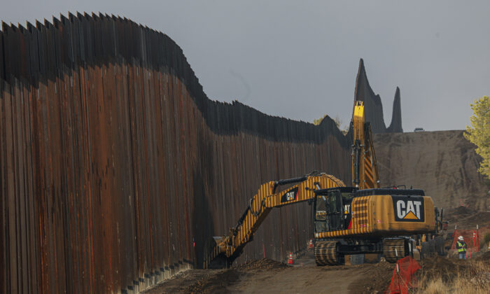 Chính phủ Biden hủy bỏ dự án tường biên giới