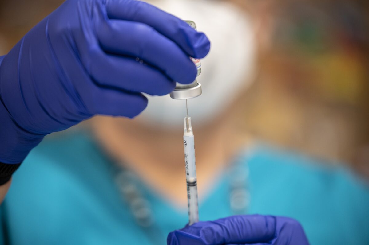 Các nhà sản xuất vaccine nên từ bỏ quyền miễn trừ trách nhiệm đối với trẻ em