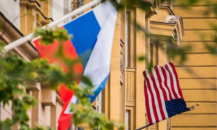 Đại sứ quán Hoa Kỳ tại Moscow tạm thời khôi phục lại các dịch vụ bị tạm dừng