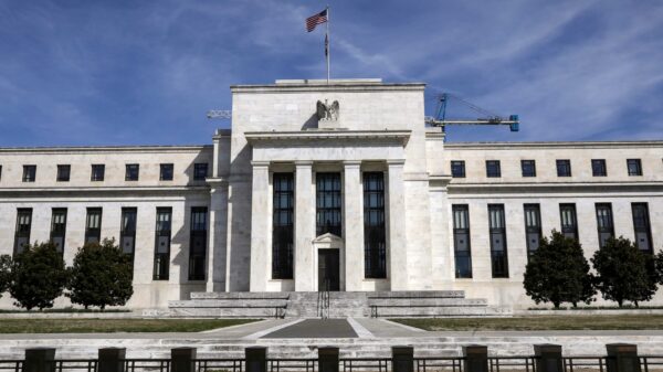 Fed giữ lãi suất gần bằng 0
