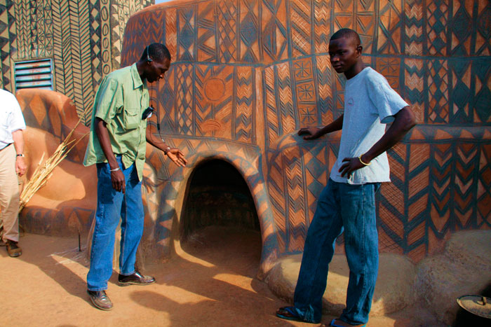 Ngôi làng đặc biệt ở Tây Phi: Cư dân ‘sống’ trong các tác phẩm nghệ thuật