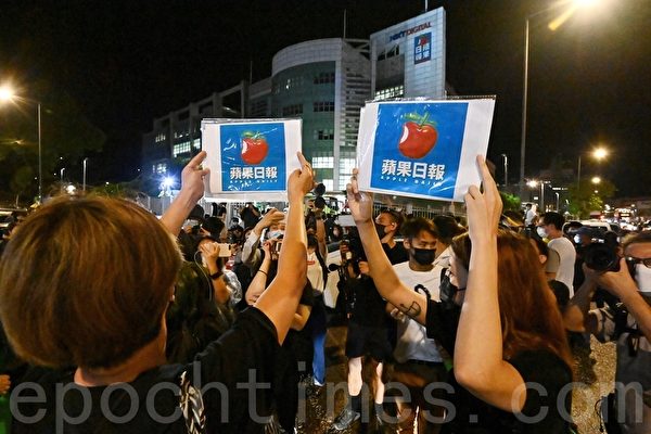Ngày hoạt động cuối cùng của Apple Daily, người dân xếp hàng mua báo