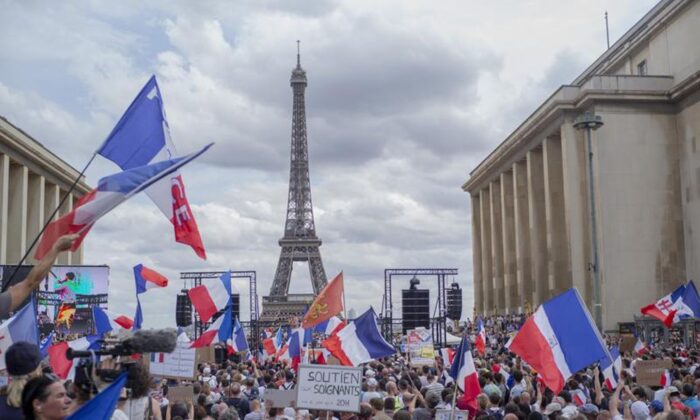 Quốc hội Pháp thông qua luật giấy thông thành vaccine COVID-19 trong bối cảnh các cuộc biểu tình lan rộng